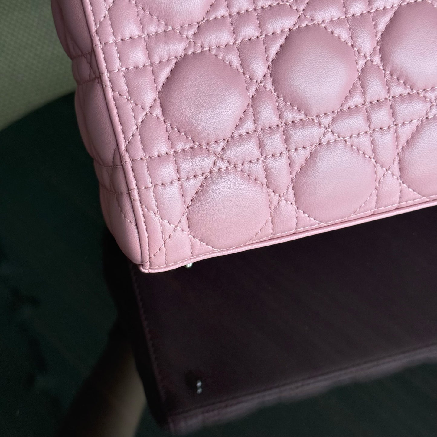 Lady Cannage moyen en cuir d'agneau rose avec accessoires argentés — Kovancy