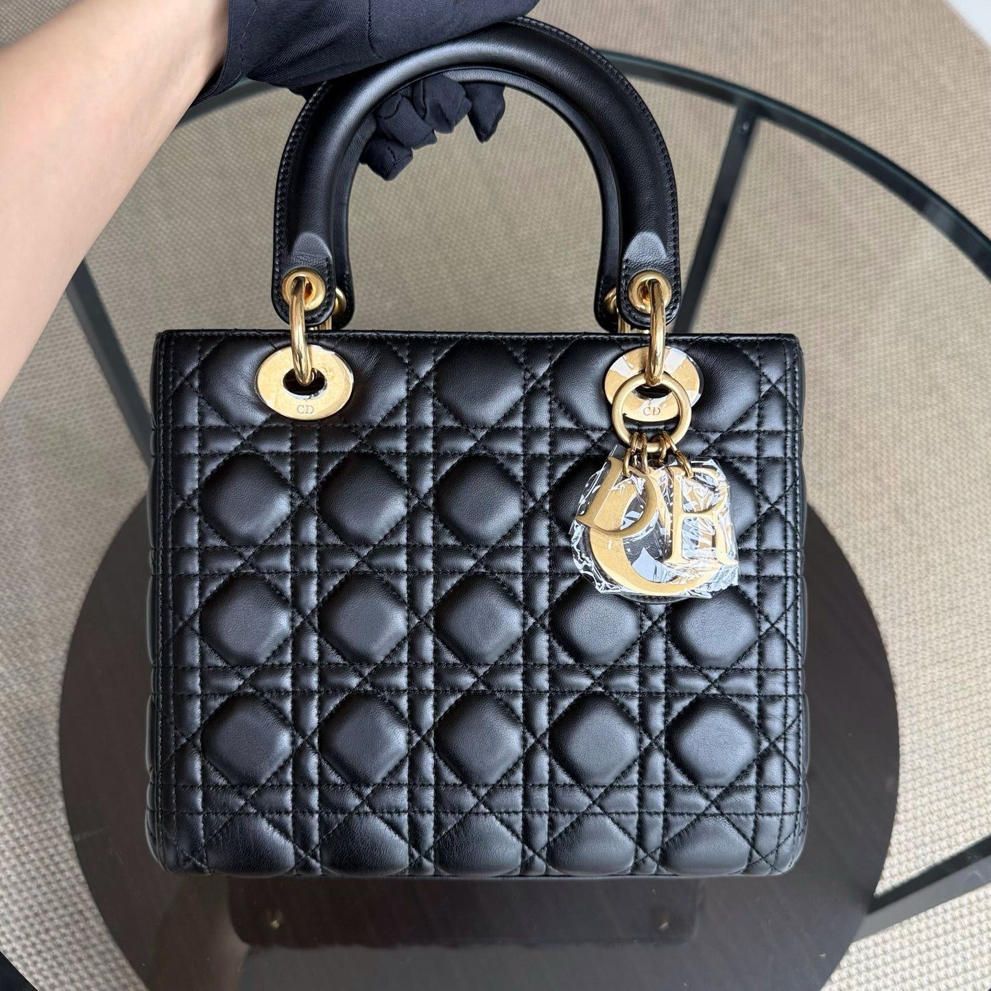 Lady Moyen - Cuir d'agneau Cannage noir Quincaillerie dorée SANS SANGLE — Kovancy