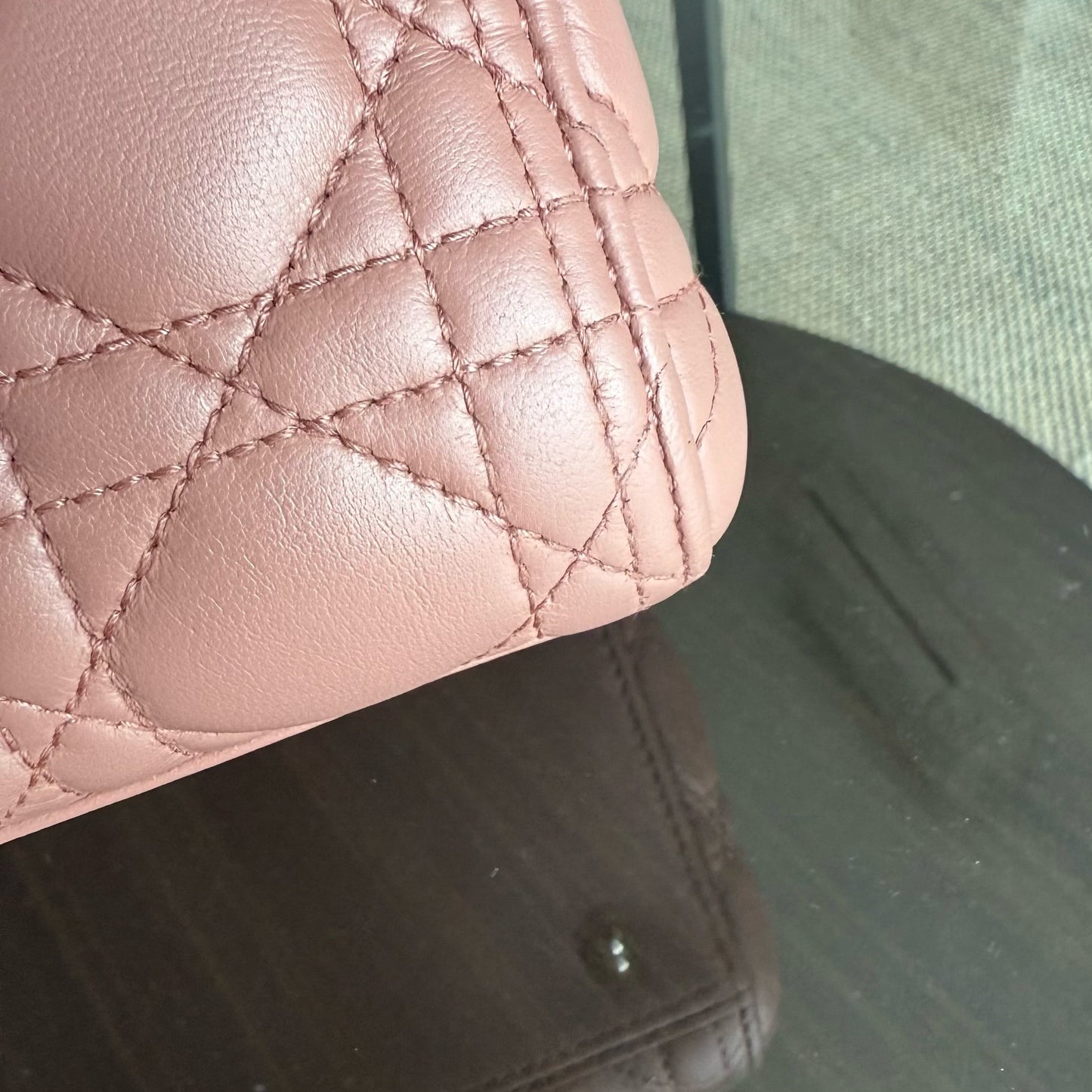 Dior Lady Taille moyenne - Cuir d'agneau Cannage, finitions dorées, sans bandoulière