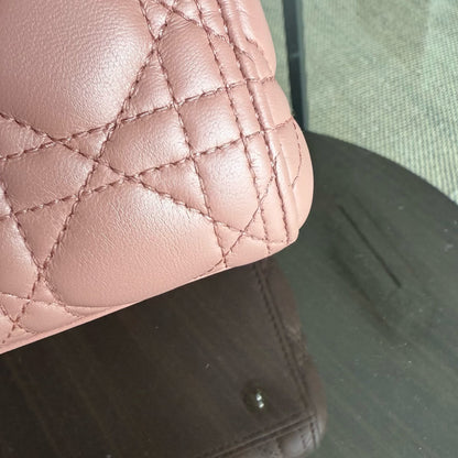 Dior Lady Taille moyenne - Cuir d'agneau Cannage, finitions dorées, sans bandoulière