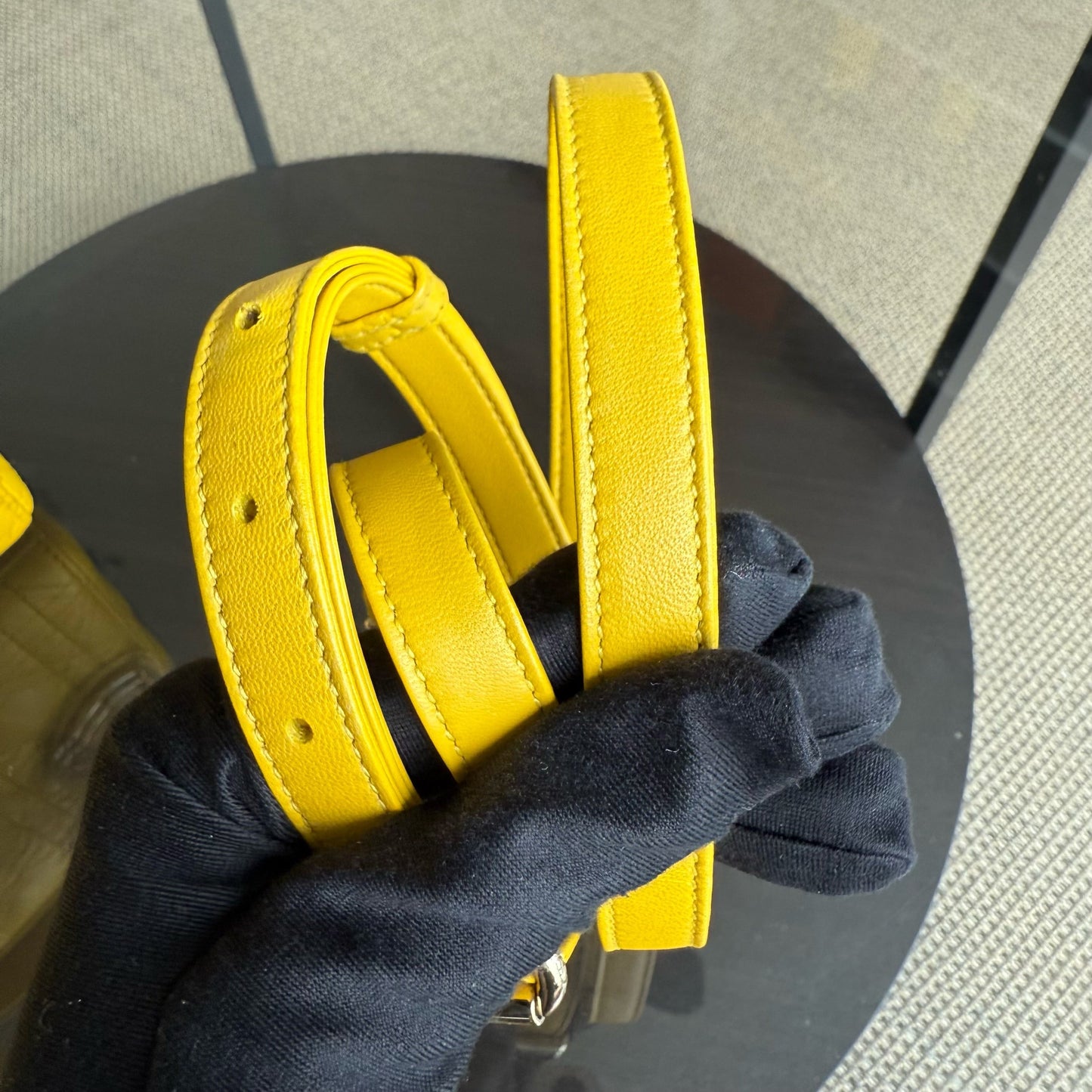 Lady Mini - Cuir d'agneau Cannage, détails en or jaune, bandoulière ajustable — Kovancy