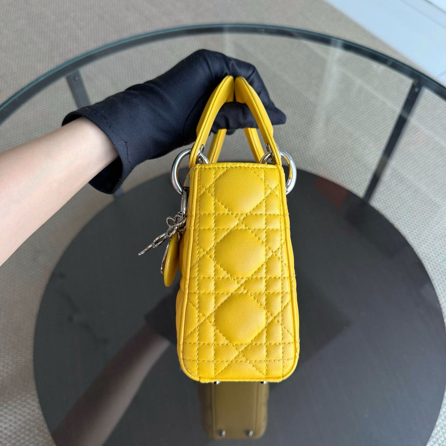 Lady Mini Flap - Cuir d'agneau Cannage jaune, sangle chaîne, quincaillerie argentée, quincaillerie argentée — Kovancy