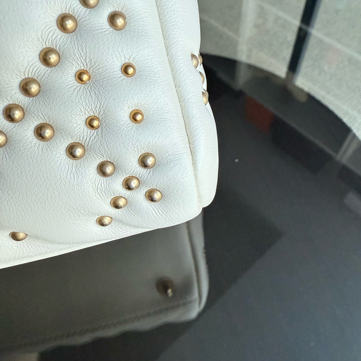 Lady Moyen - Version zippée en cuir de veau Cannage clouté avec quincaillerie en or blanc — Kovancy