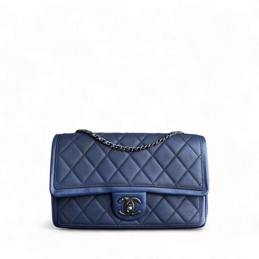 Sac Chanel Seasonal Flap - 25 cm, cuir de veau matelassé bleu, finitions argentées ruthénium Series 20