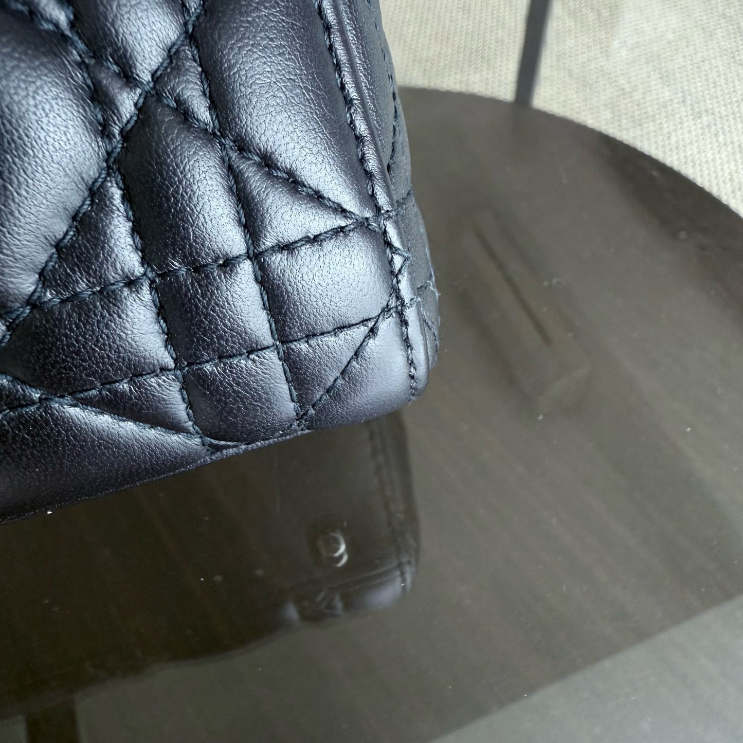 Lady Mini - Bracelet chaîne en cuir d'agneau Cannage bleu nuit avec détails argentés — Kovancy
