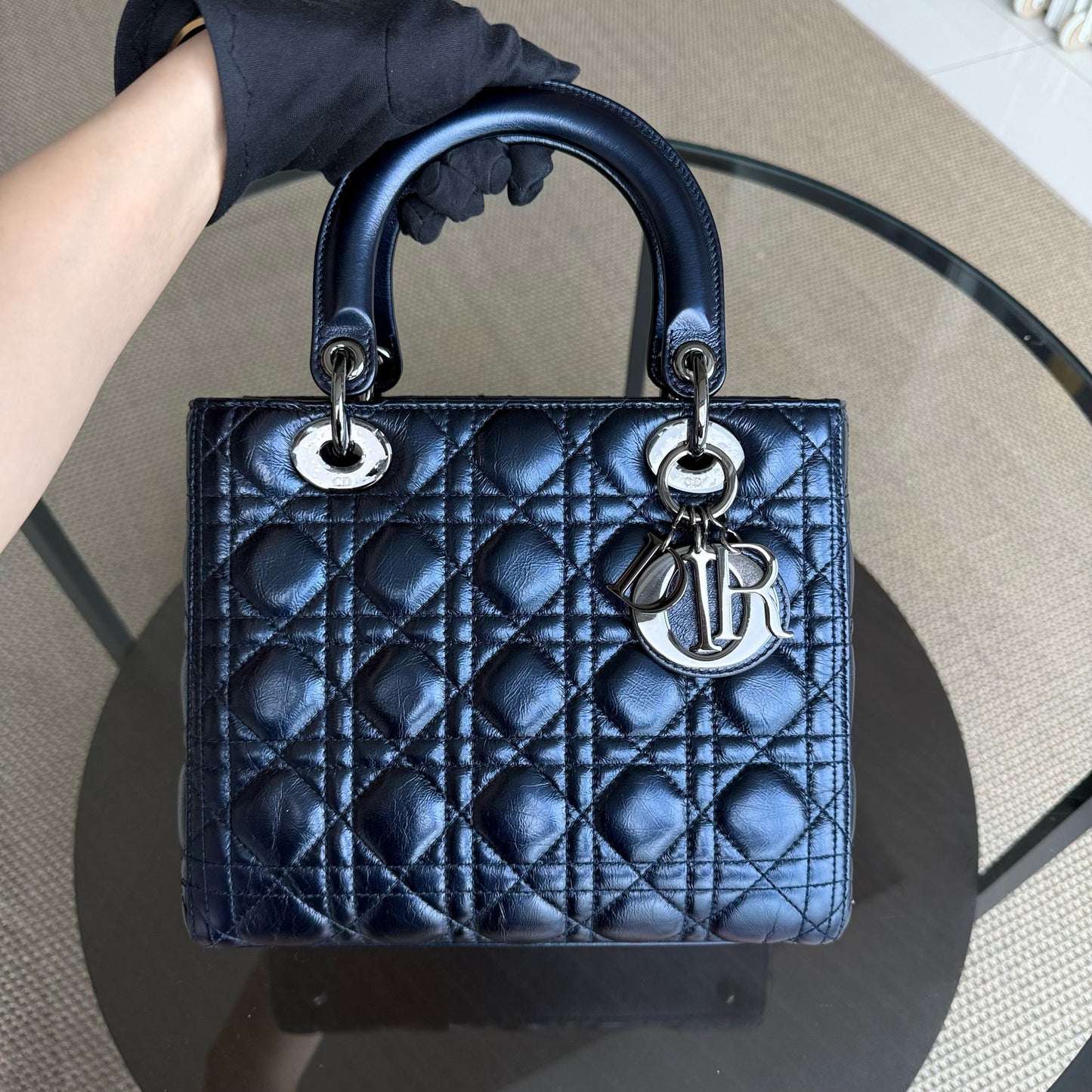 Lady Cuir de veau glacé Cannage moyen bleu foncé, accessoires argentés — Kovancy