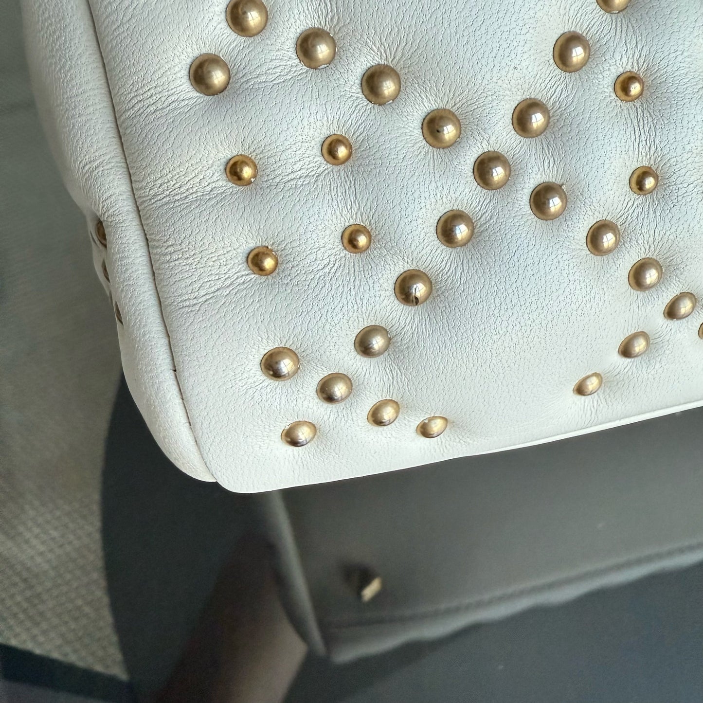 Lady Moyen - Version zippée en cuir de veau Cannage clouté avec quincaillerie en or blanc — Kovancy