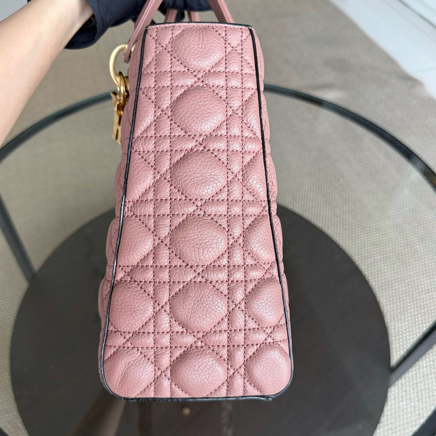 Lady Grand modèle - Cuir de veau grainé Cannage, finitions dorées blush, sans bandoulière — Kovancy