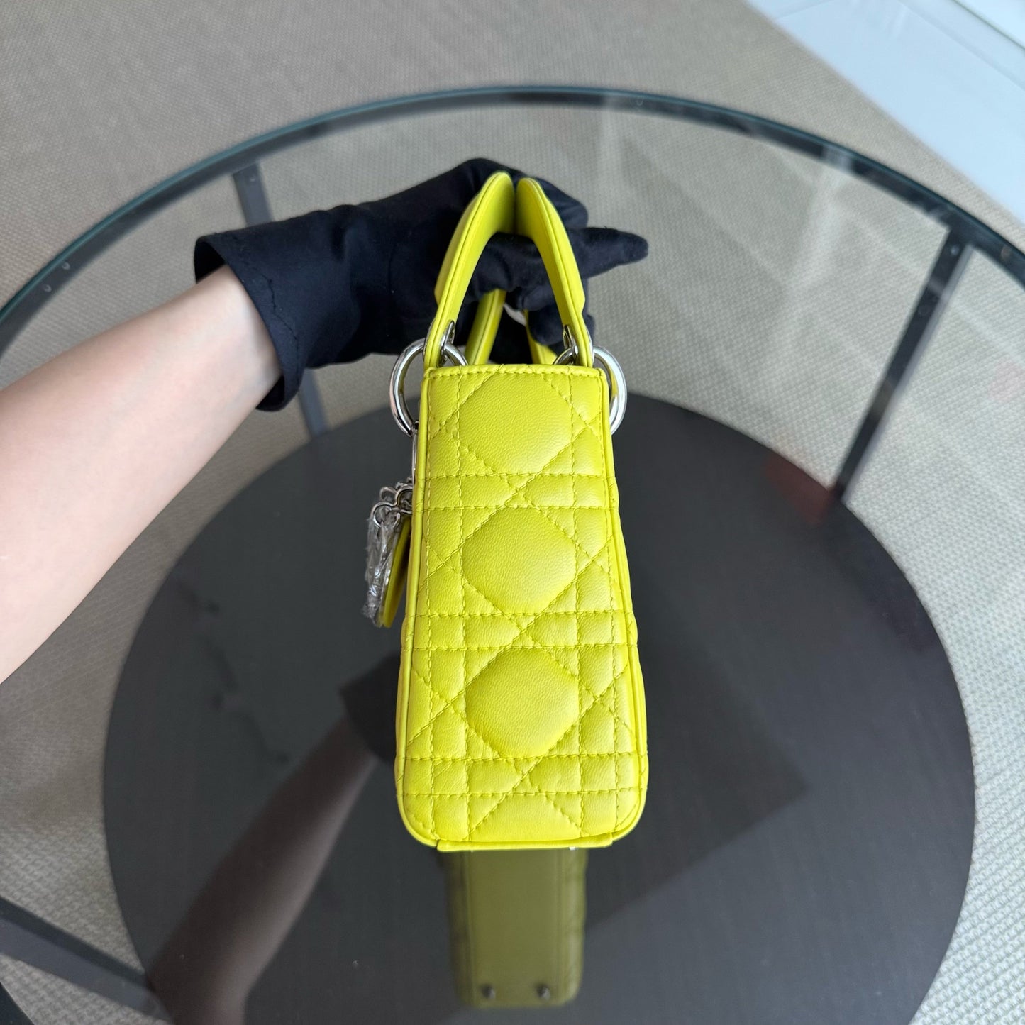 Lady Mini - Sangle réglable en cuir d'agneau Cannage jaune et métal argenté — Kovancy