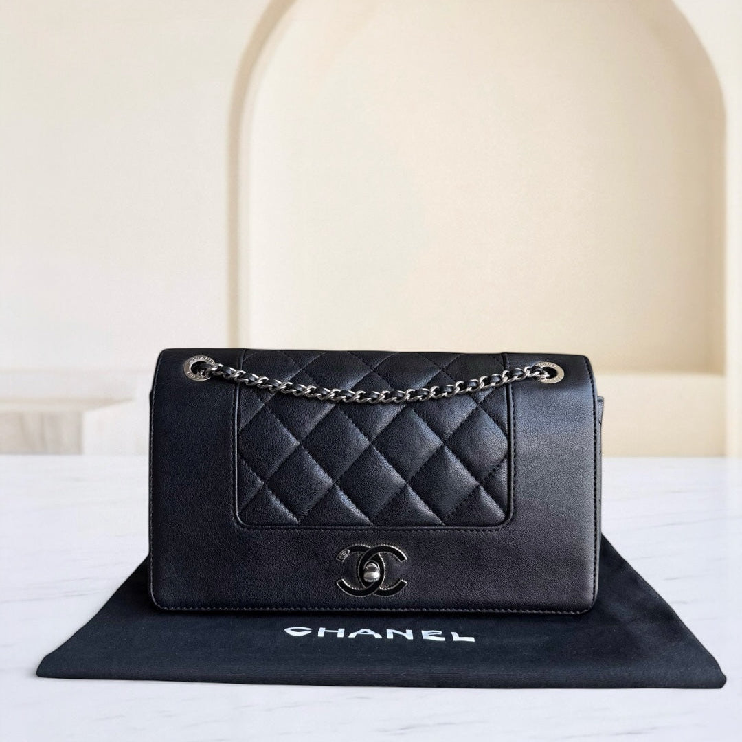Sac à rabat saisonnier Chanel Mademoiselle CC Lock - Cuir de veau matelassé noir et métal argenté Series 23