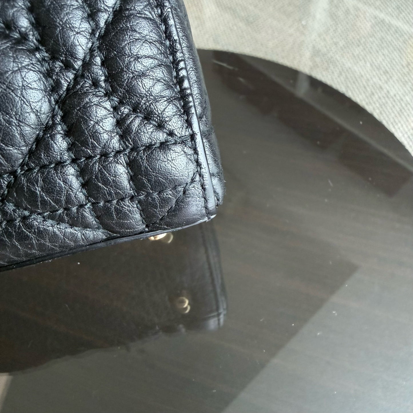 Lady Mini - Cannage en veau grainé noir avec finitions dorées — Kovancy