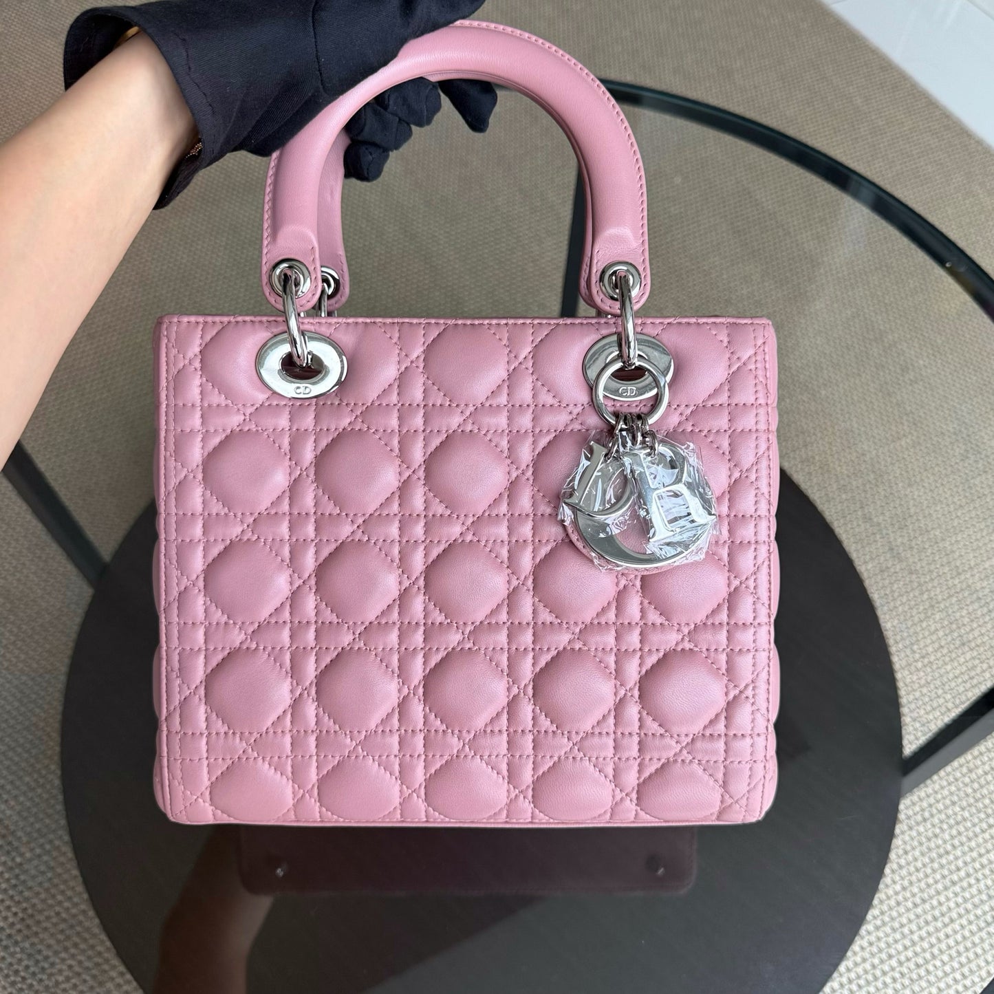 Lady Cannage moyen en cuir d'agneau rose avec accessoires argentés — Kovancy