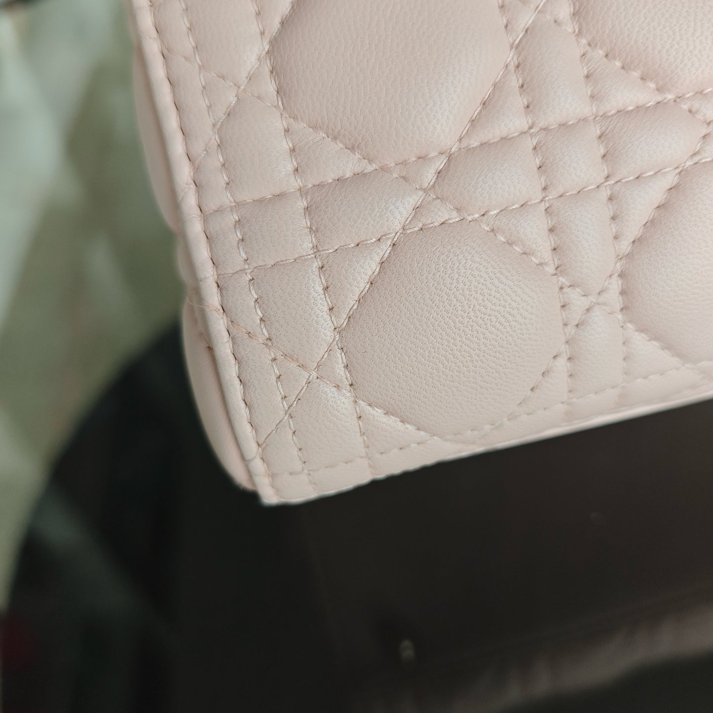 Lady Grand modèle - Cuir d'agneau Cannage rose clair avec finitions dorées — Kovancy