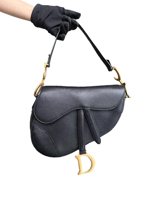 Selle Dior Medium - 25 cm en cuir de veau noir et finitions dorées