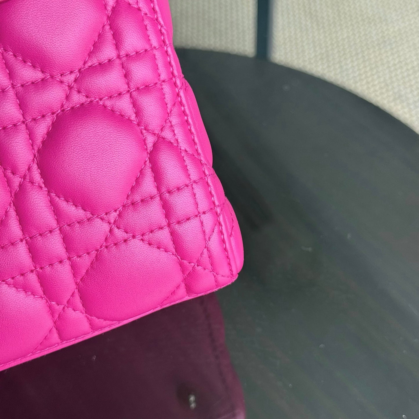 Lady Moyen - Cuir d'agneau Cannage Rose Quincaillerie dorée SANS SANGLE — Kovancy