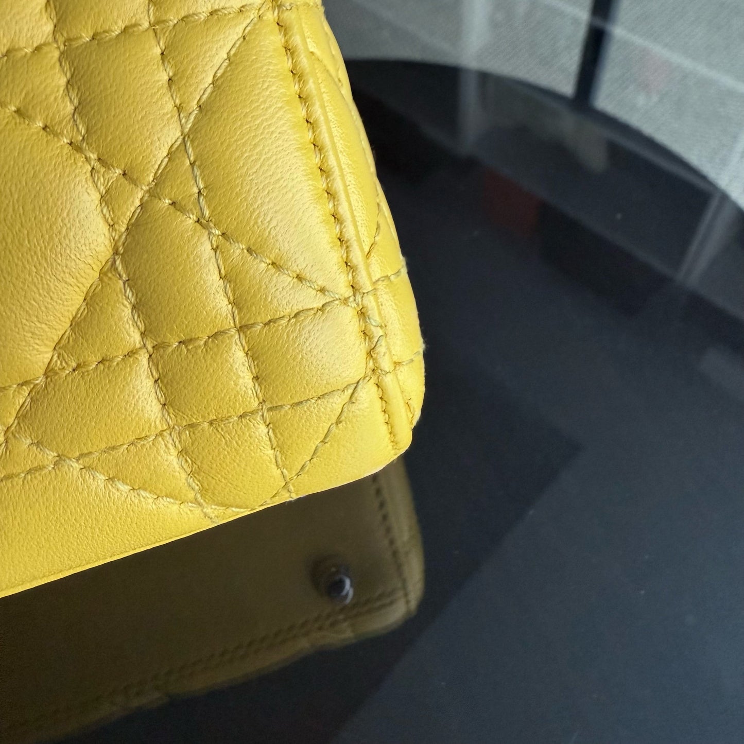 Lady Mini Flap - Cuir d'agneau Cannage jaune, sangle chaîne, quincaillerie argentée, quincaillerie argentée — Kovancy
