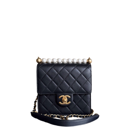 Sac Chanel Mini Flap Chic en agneau noir et perles, finitions dorées Series 28