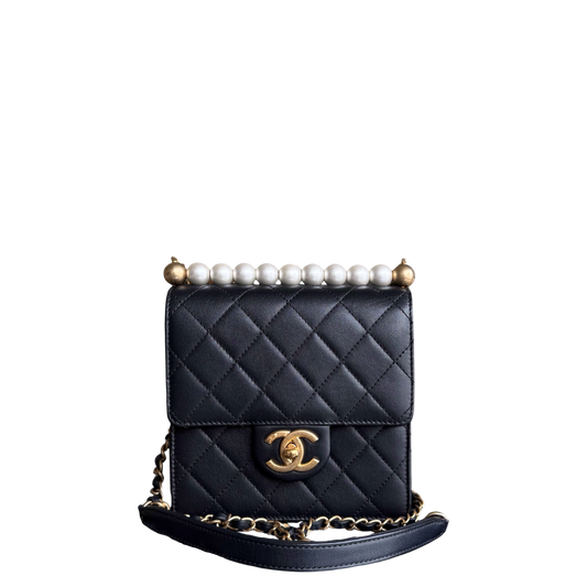Sac Chanel Mini Flap Chic en agneau noir et perles, finitions dorées Series 28