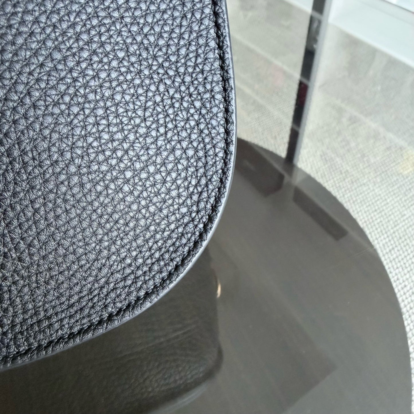 Bijou Bobby Large - Cuir caviar noir, finitions dorées, bandoulière — Kovancy