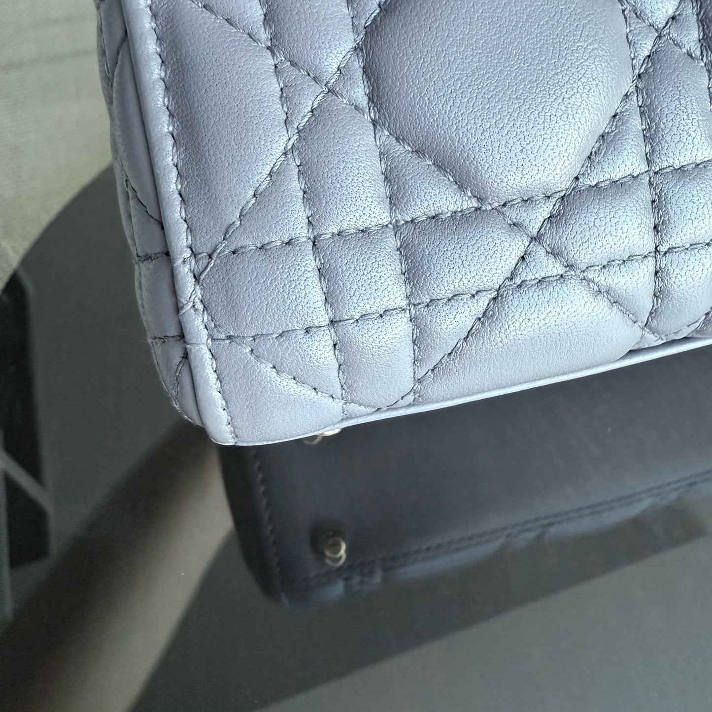 Lady Mini - Sangle réglable en cuir d'agneau Cannage gris et matériel doré — Kovancy