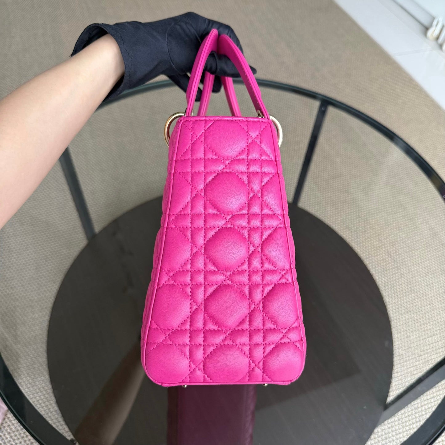 Lady Moyen - Cuir d'agneau Cannage Rose Quincaillerie dorée SANS SANGLE — Kovancy