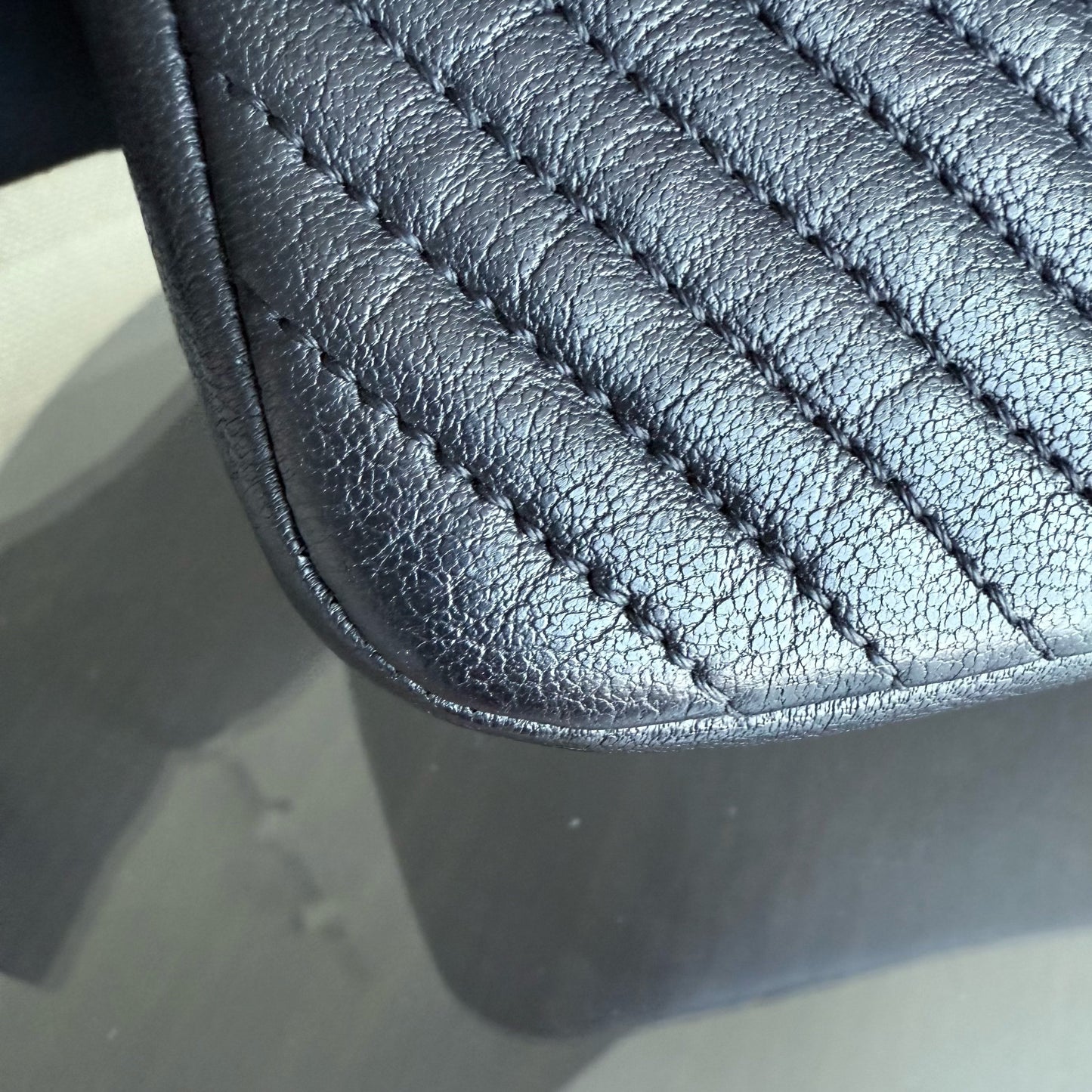 Sac à rabat saisonnier Chanel Small - 23 cm Surpiqué CC Médaillon à chevrons Rabat Chevron Cuir de chèvre Noir Quincaillerie dorée Series 20