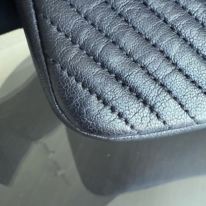 Sac à rabat saisonnier Chanel Small - 23 cm Surpiqué CC Médaillon à chevrons Rabat Chevron Cuir de chèvre Noir Quincaillerie dorée Series 20