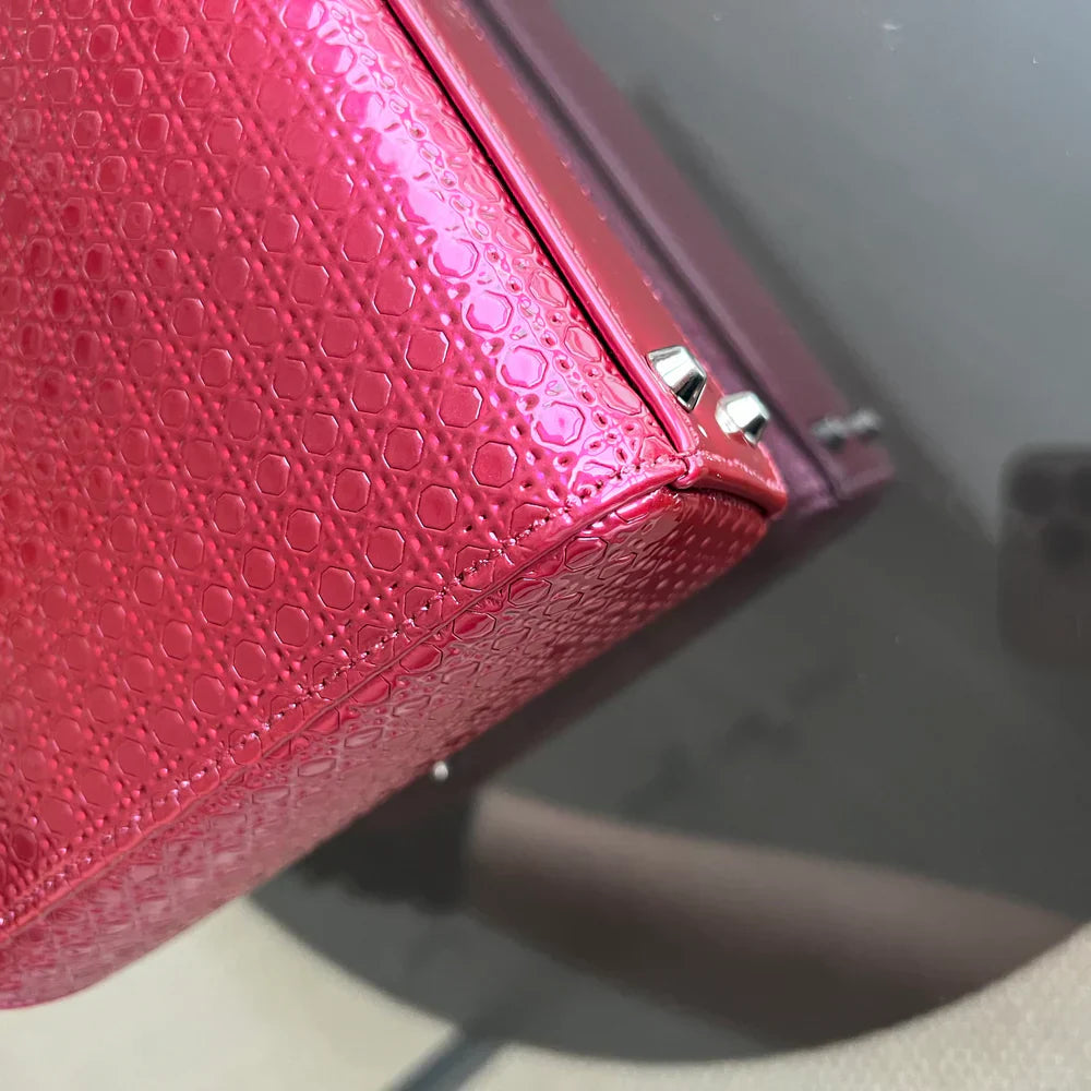 Lady Mini - Cuir de veau micro-cannage rose métallisé, détails argentés, bandoulière ajustable — Kovancy