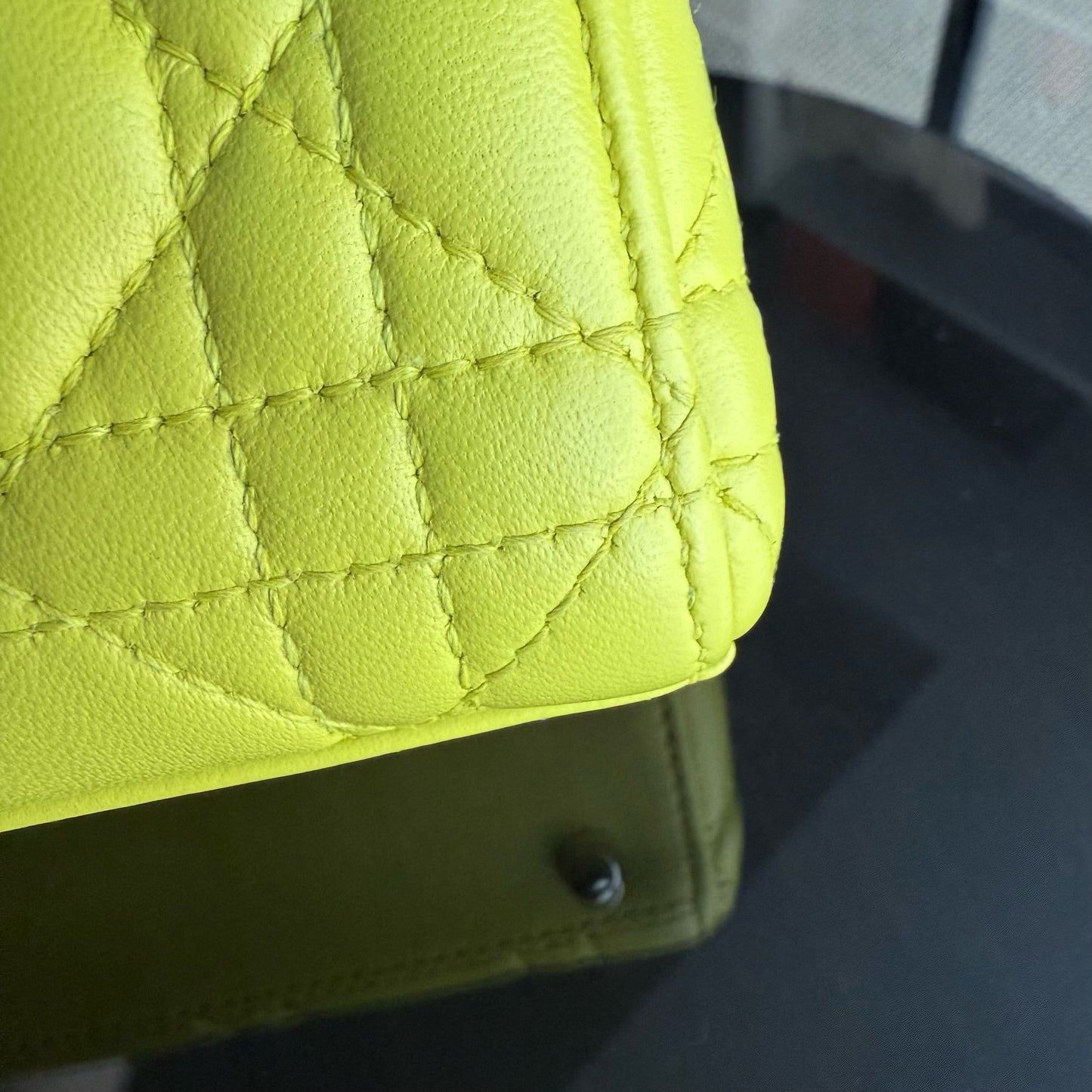 Lady Mini - Sangle réglable en cuir d'agneau Cannage jaune et métal argenté — Kovancy