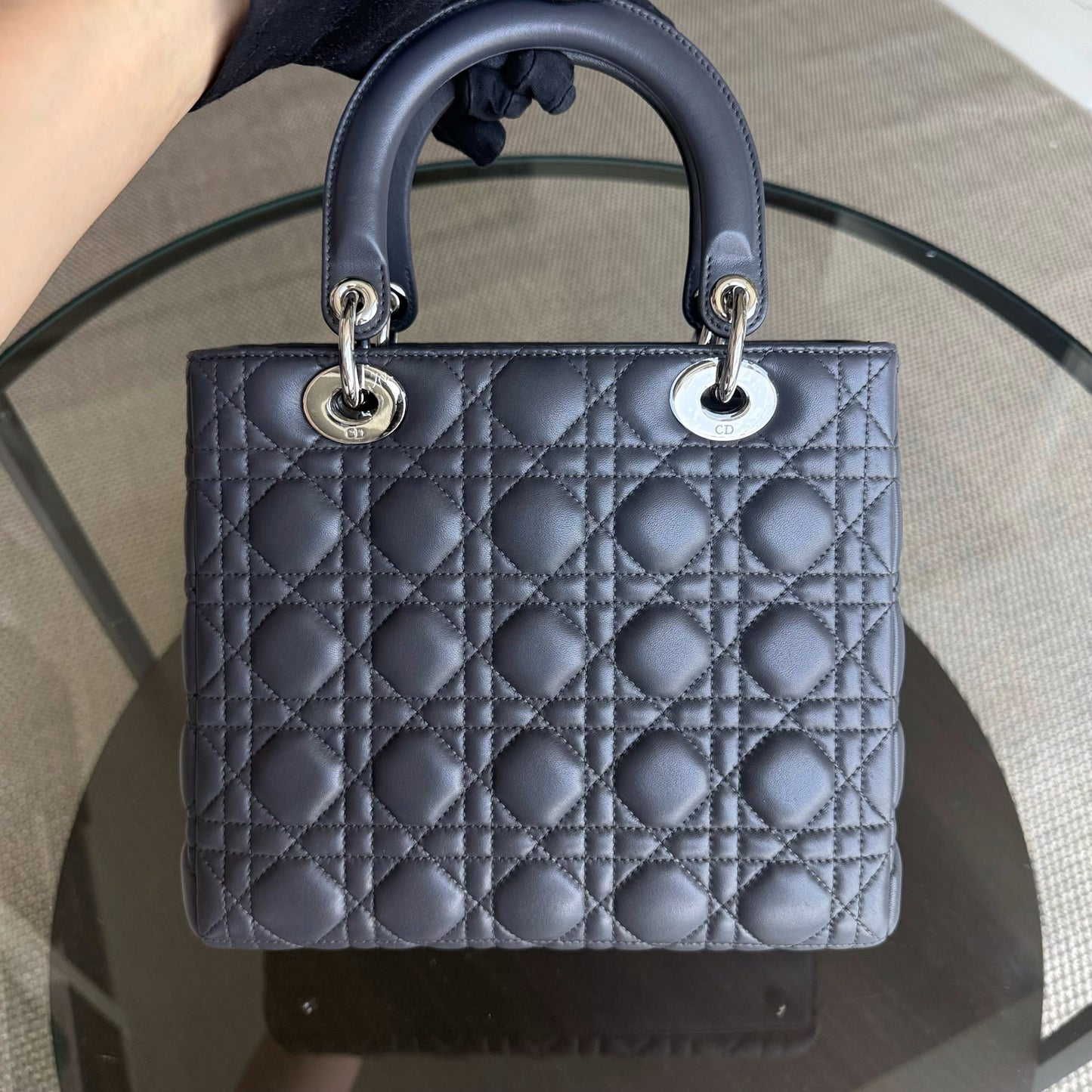 Lady Moyen - Cuir d'agneau Cannage gris foncé, finitions argentées — Kovancy