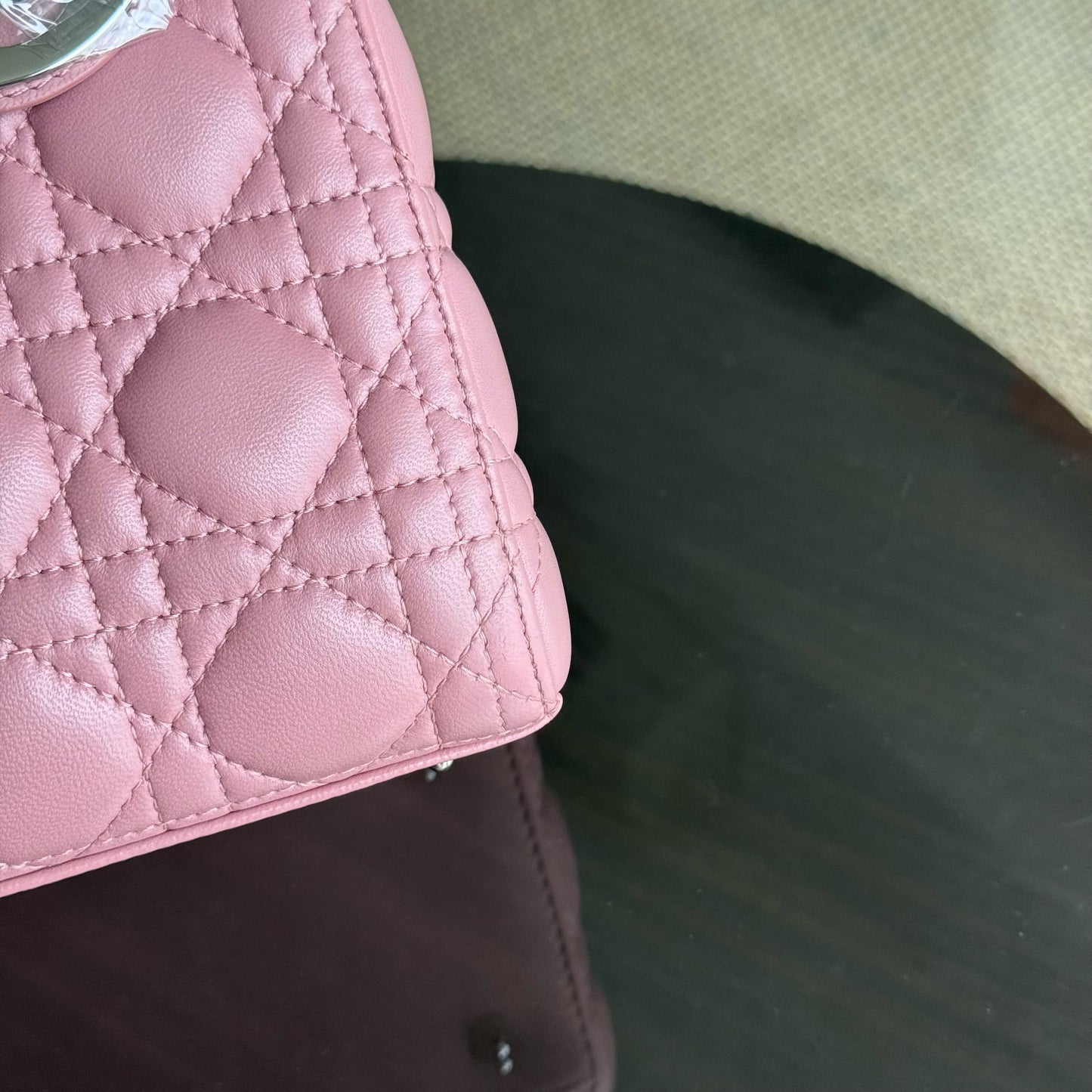 Lady Cannage moyen en cuir d'agneau rose avec accessoires argentés — Kovancy