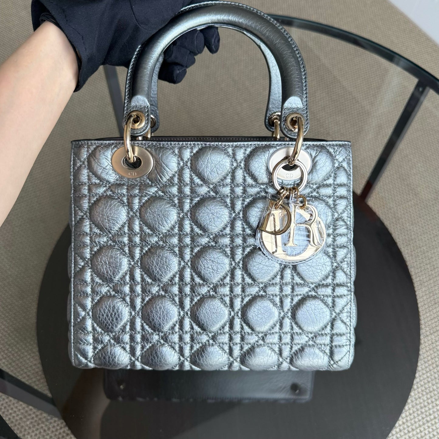 Dior Lady Rabat moyen - Cuir de veau grainé, quincaillerie argentée et dorée métallisée, édition limitée