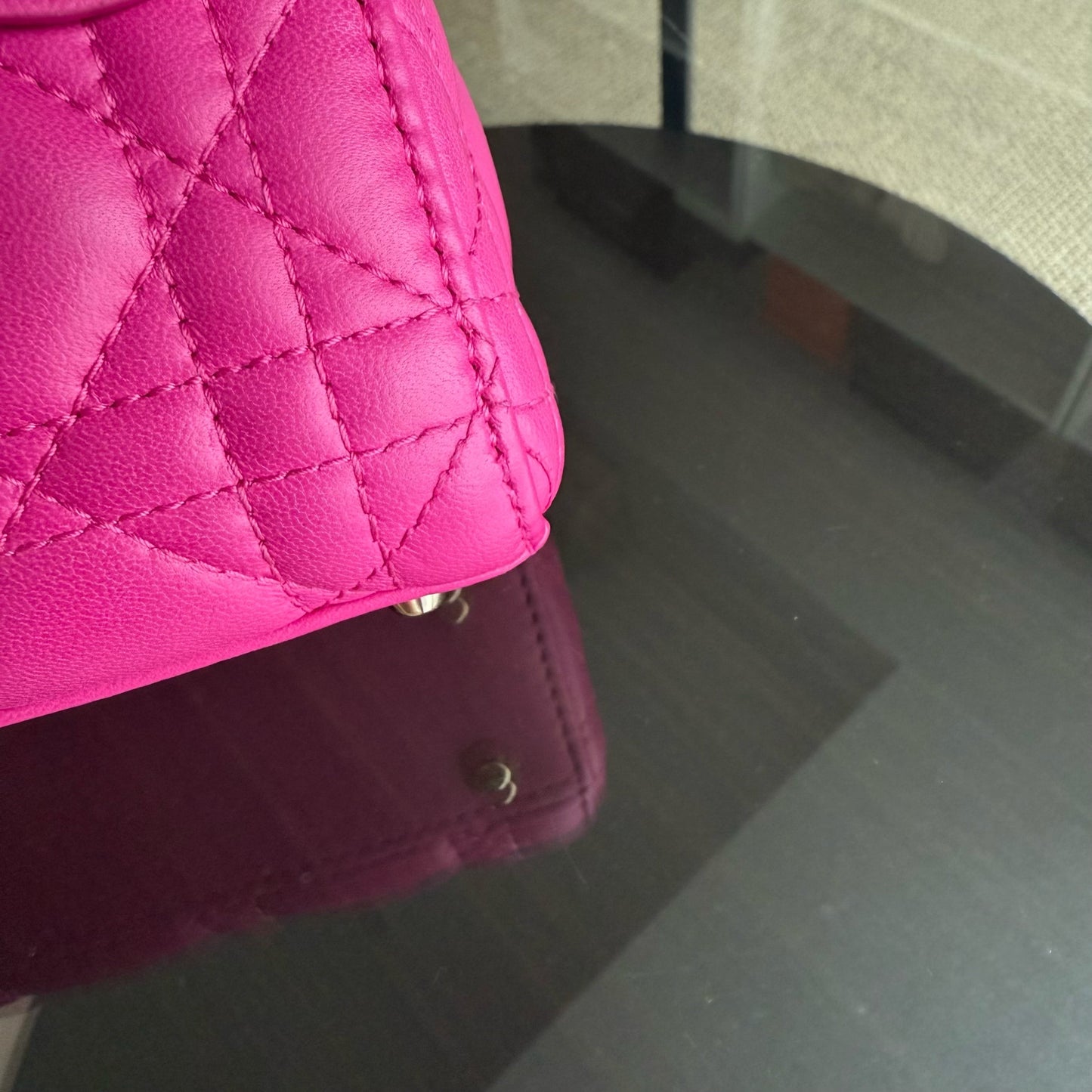 Lady Mini - Bandoulière en cuir d'agneau Cannage rose vif avec chaîne et quincaillerie dorée — Kovancy