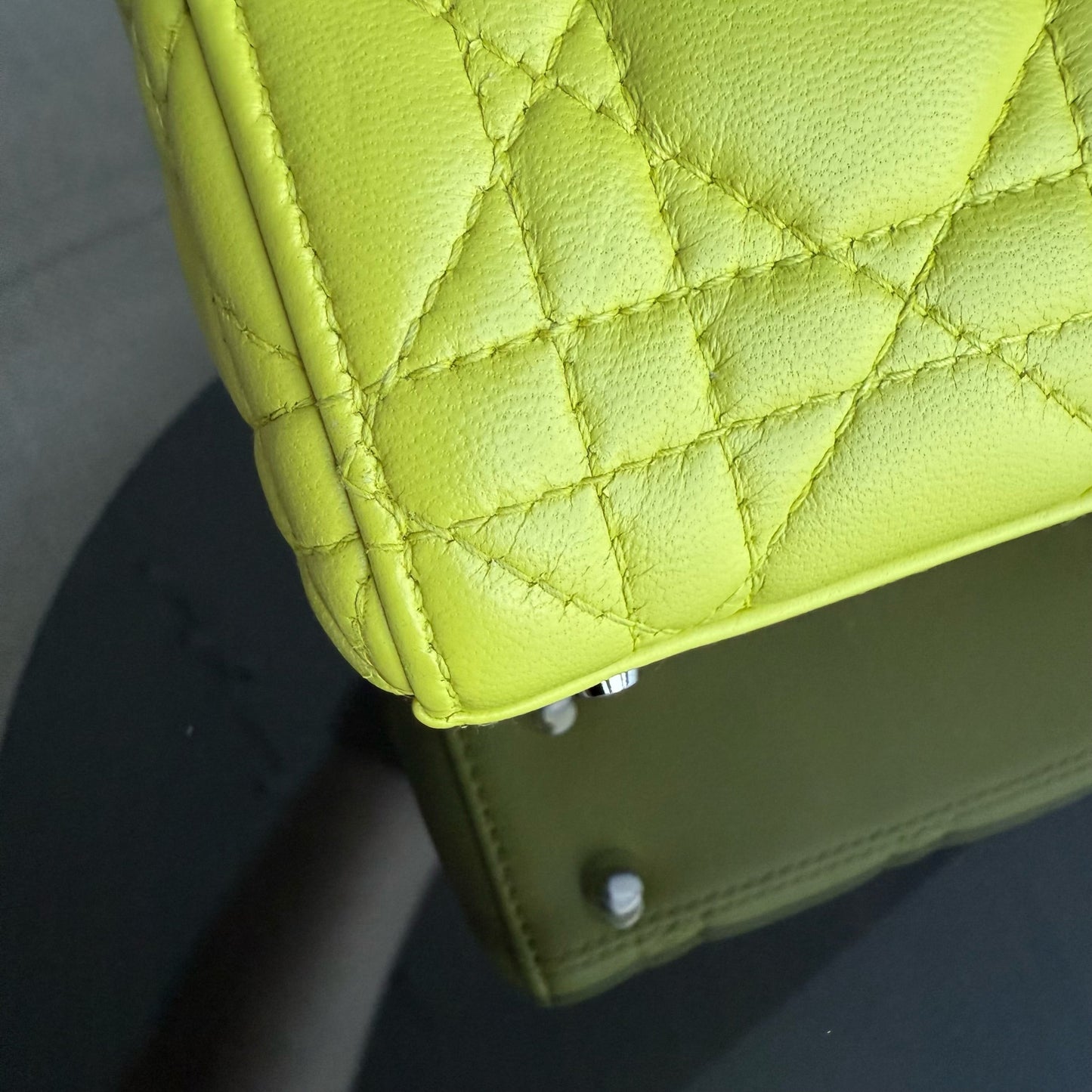 Lady Mini - Sangle réglable en cuir d'agneau Cannage jaune et métal argenté — Kovancy