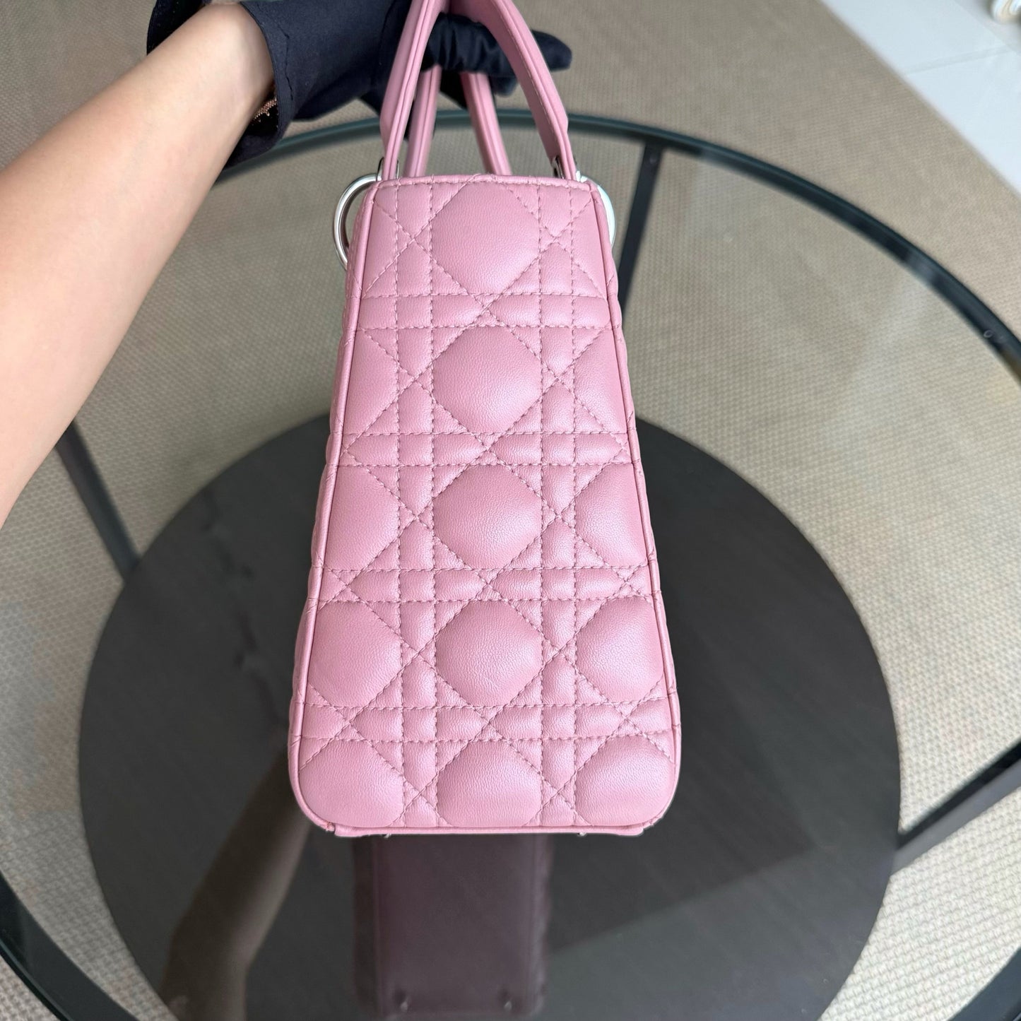 Lady Cannage moyen en cuir d'agneau rose avec accessoires argentés — Kovancy