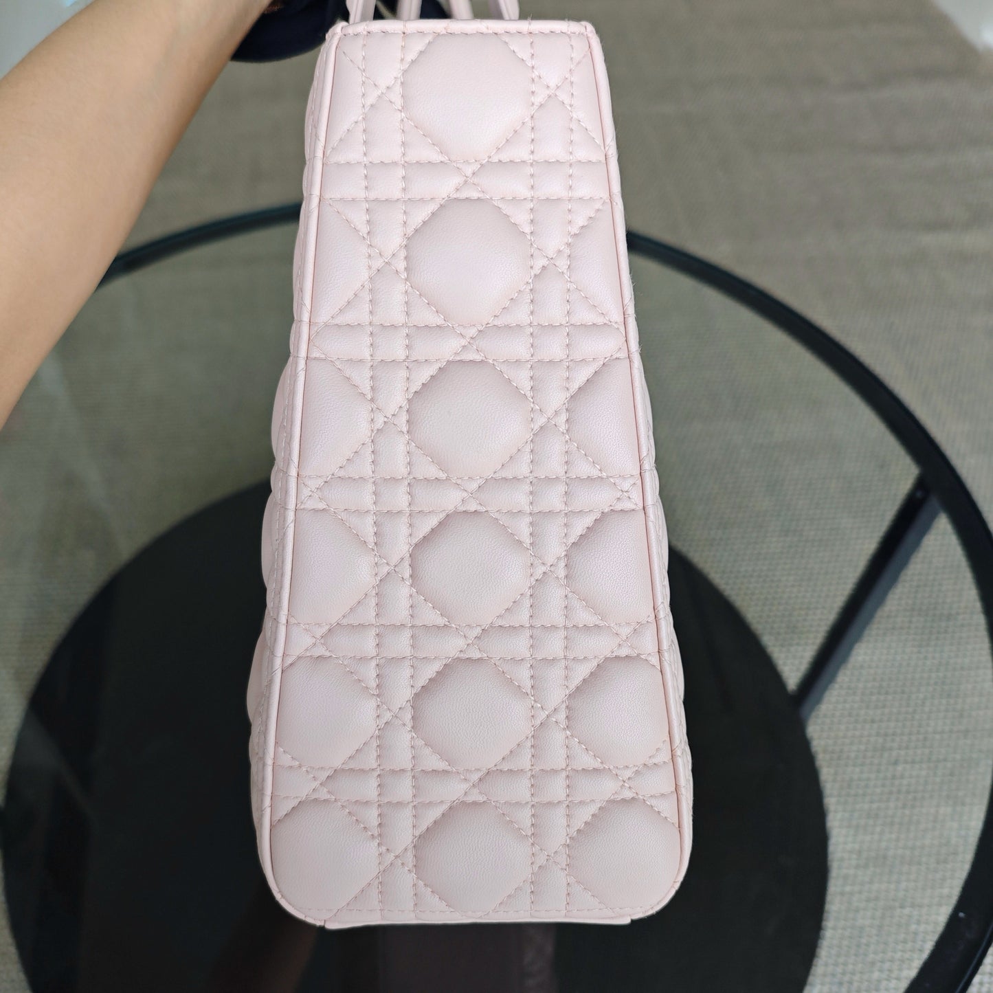 Lady Grand modèle - Cuir d'agneau Cannage rose clair avec finitions dorées — Kovancy