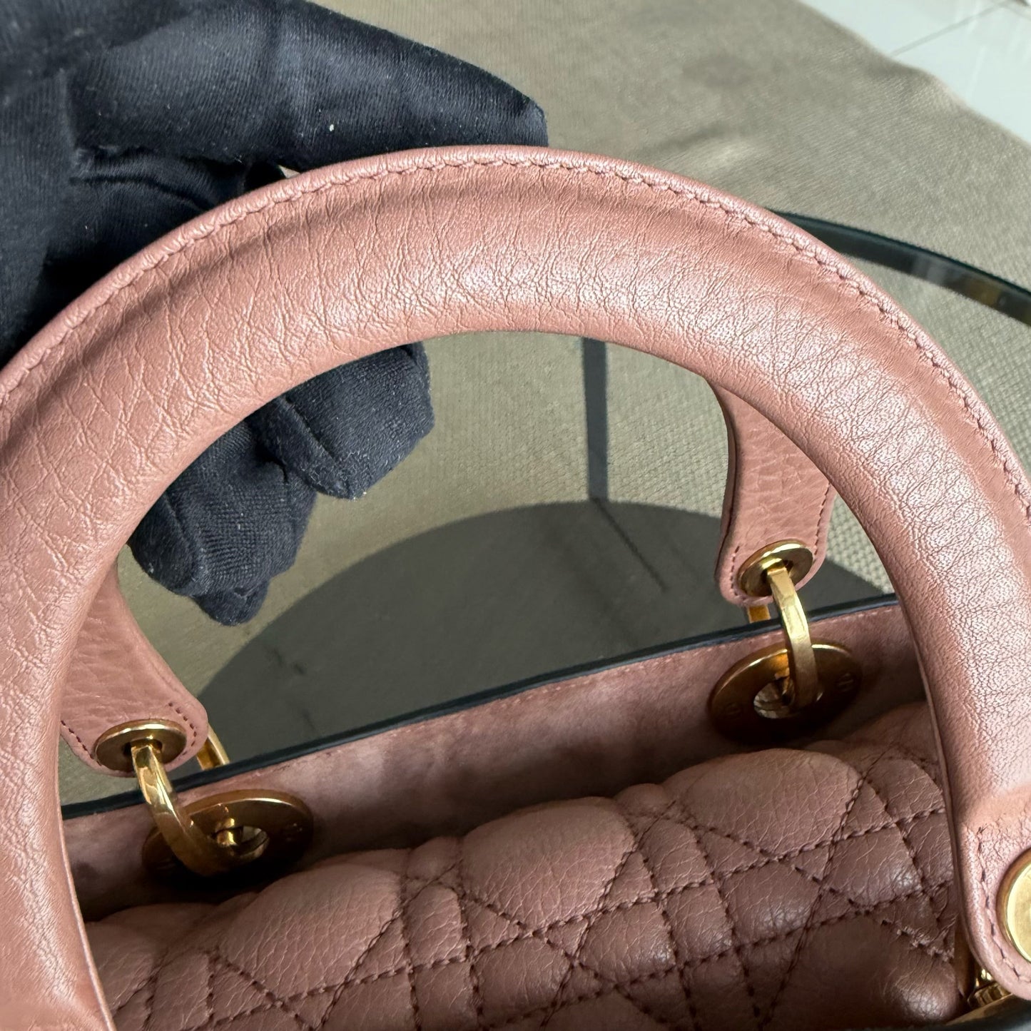 Lady Grand modèle - Cuir de veau grainé Cannage, finitions dorées blush, sans bandoulière — Kovancy