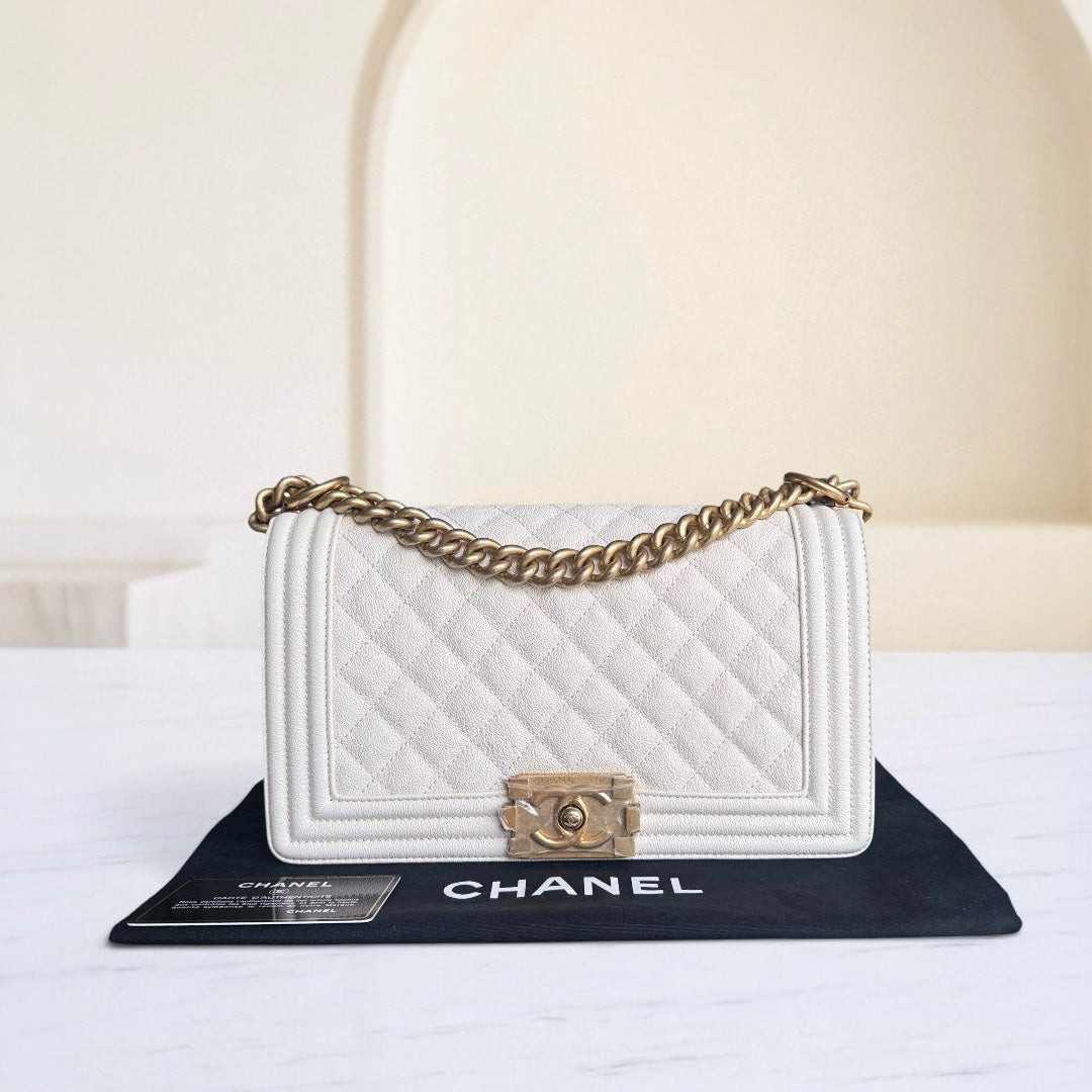 Chanel Boy Medium - Caviar 25CM Blanc Crème Quincaillerie Or Vieilli Series 26