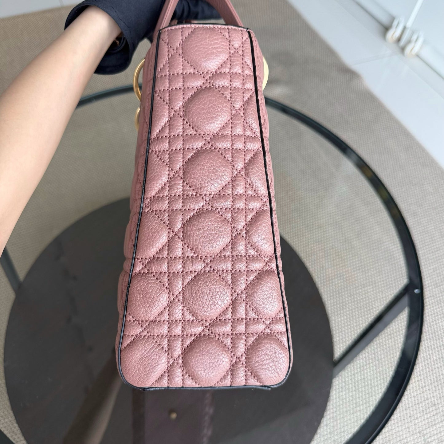 Lady Grand modèle - Cuir de veau grainé Cannage, finitions dorées blush, sans bandoulière — Kovancy