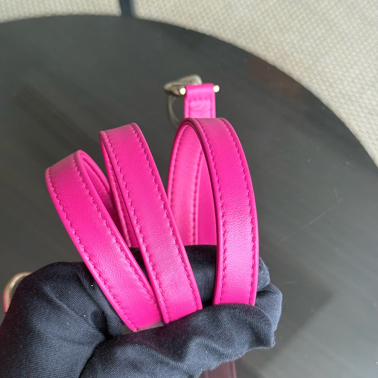 Lady Mini - Bandoulière réglable en cuir d'agneau Cannage rose vif avec quincaillerie dorée — Kovancy