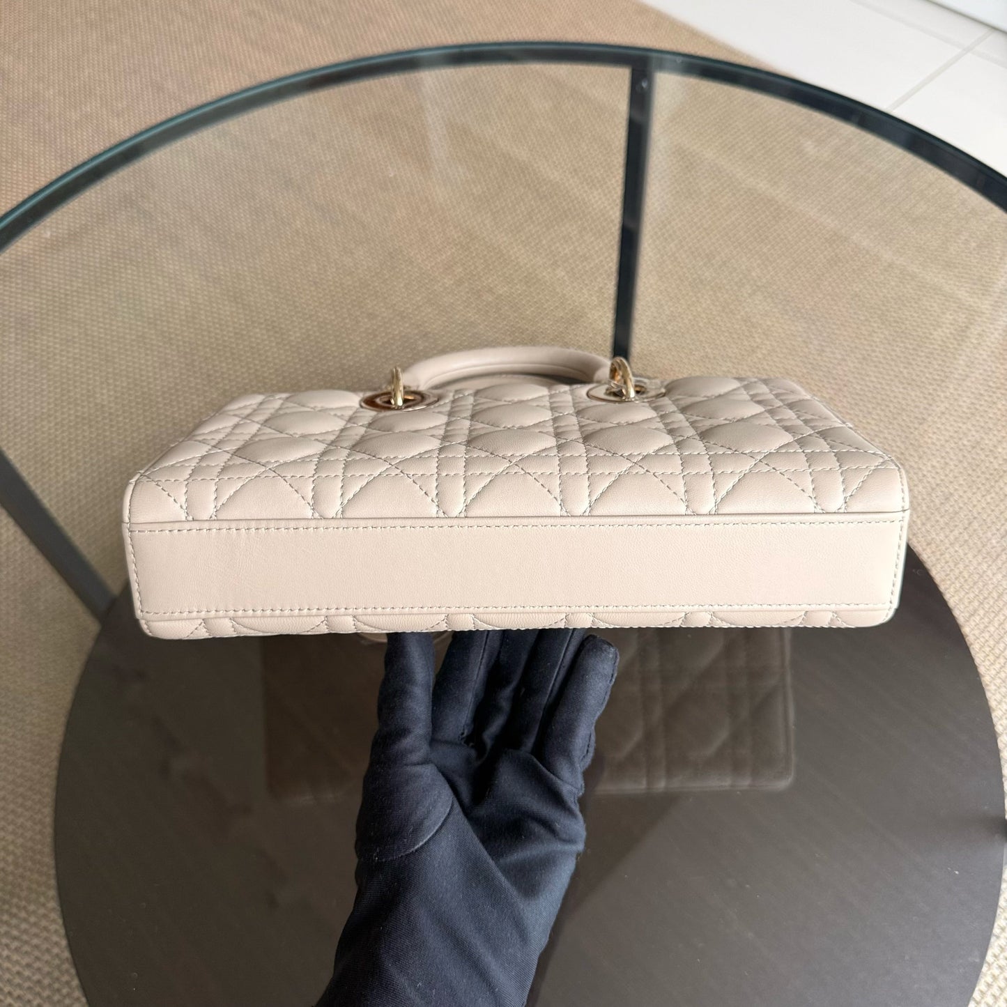 Sac à bandoulière D-Joy Medium Cannage en cuir d'agneau beige et accessoires dorés — Kovancy