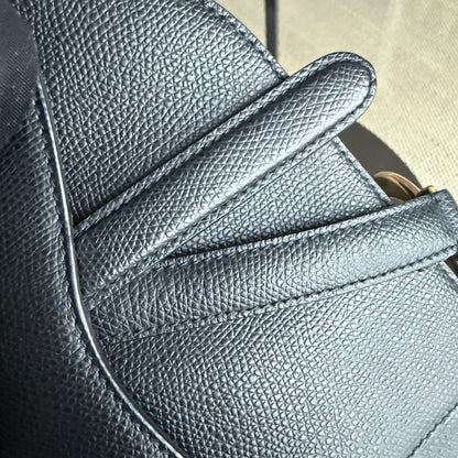 Sac Dior Saddle Small 21 cm en cuir caviar noir avec bandoulière et finitions dorées.