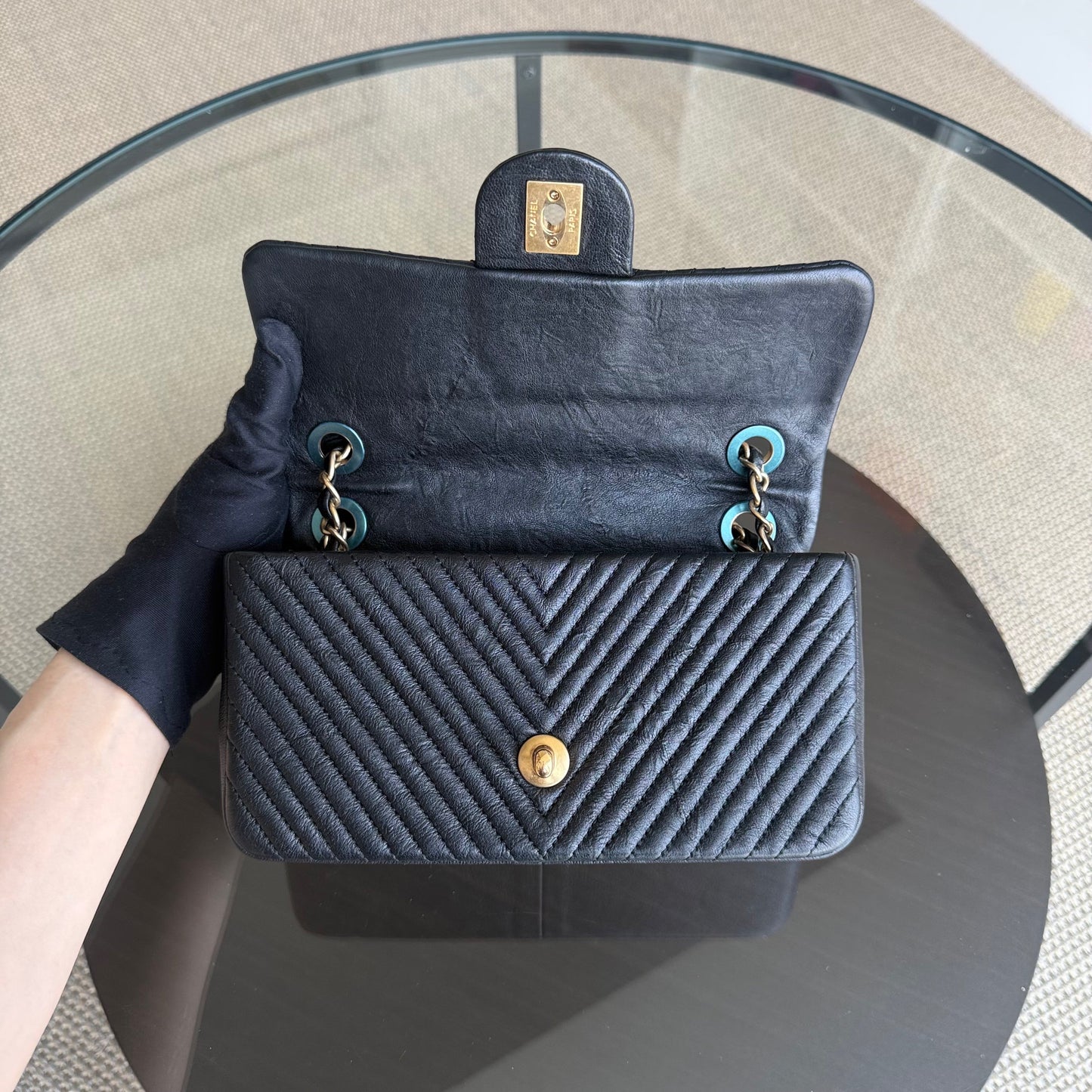 Sac à rabat saisonnier Chanel Small - 23 cm Surpiqué CC Médaillon à chevrons Rabat Chevron Cuir de chèvre Noir Quincaillerie dorée Series 20