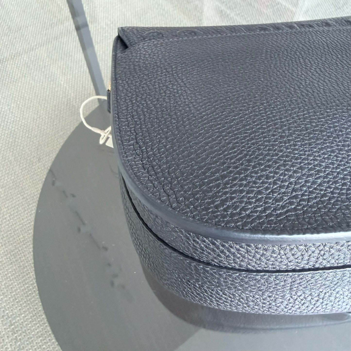 Bijou Bobby Large - Cuir caviar noir, finitions dorées, bandoulière — Kovancy
