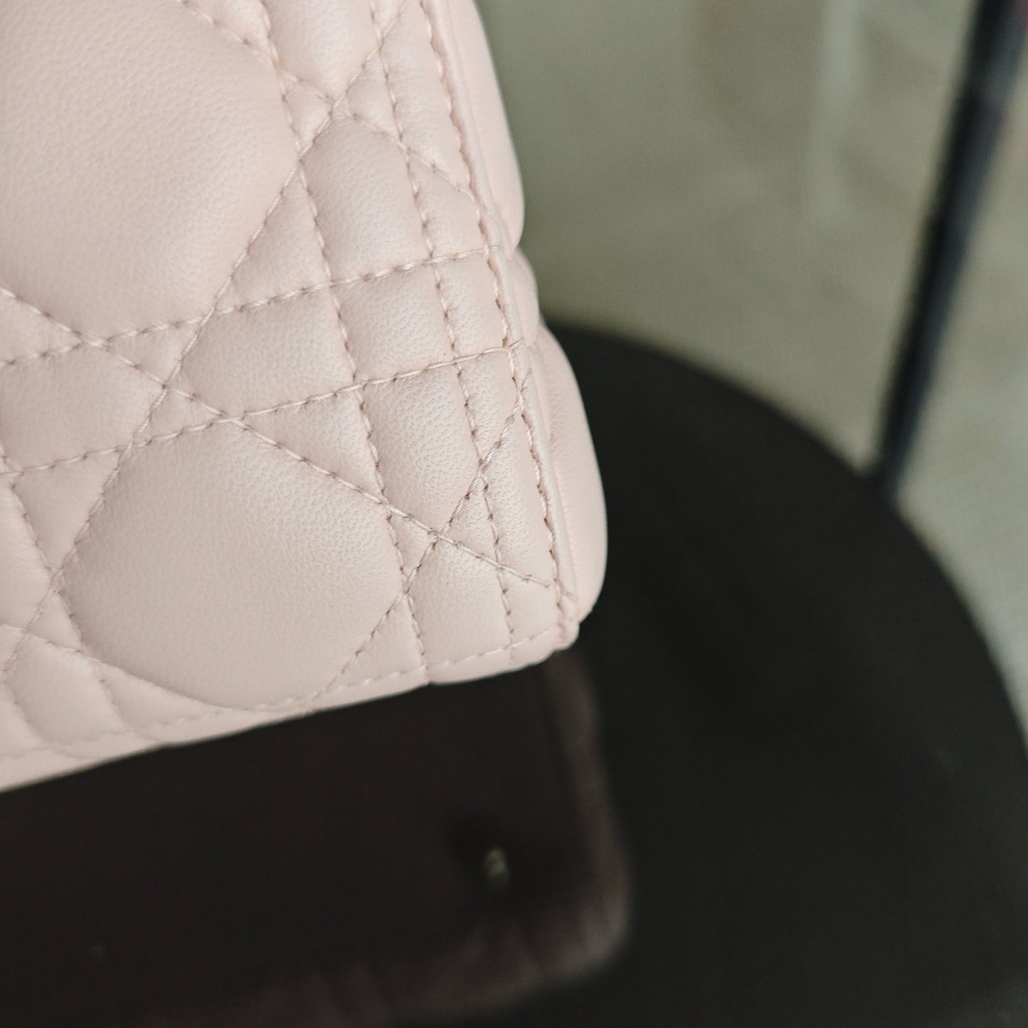 Lady Grand modèle - Cuir d'agneau Cannage rose clair avec finitions dorées — Kovancy