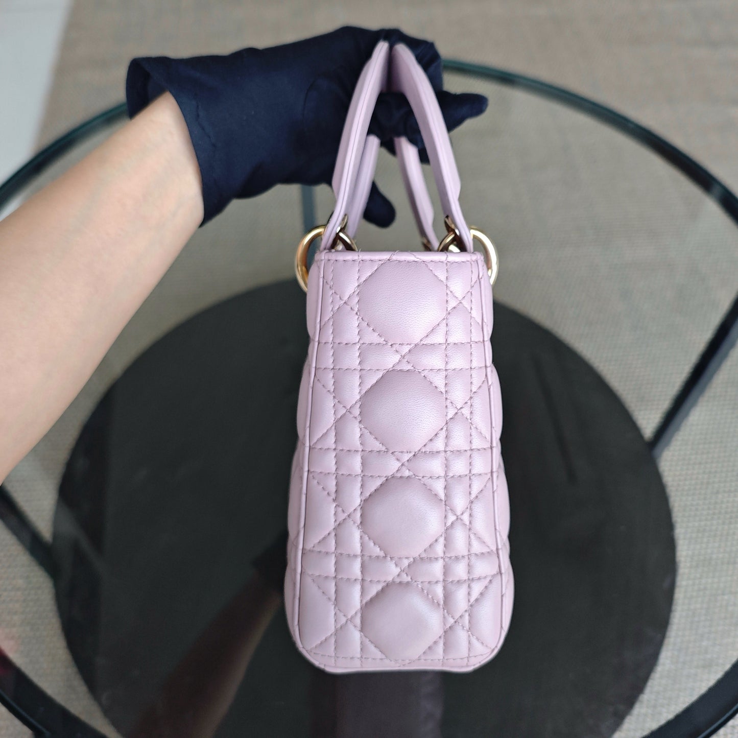 Lady Petit modèle - Cuir d'agneau Cannage rose avec finitions dorées — Kovancy