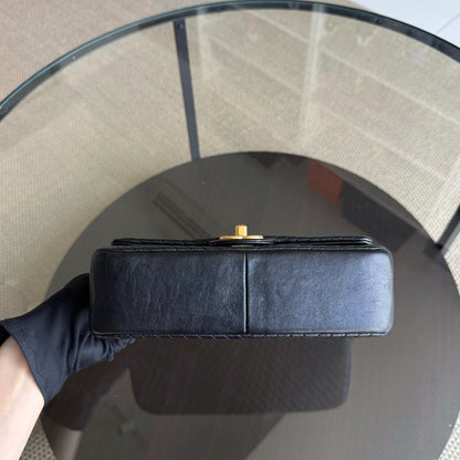 Sac à rabat saisonnier Chanel Small - 23 cm Surpiqué CC Médaillon à chevrons Rabat Chevron Cuir de chèvre Noir Quincaillerie dorée Series 20