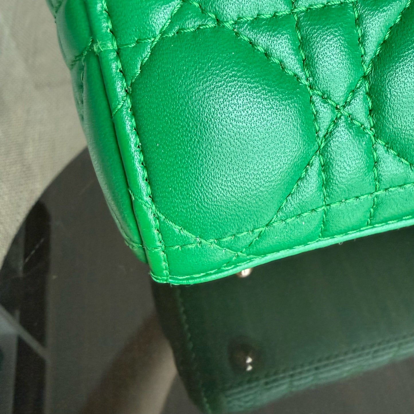 Lady Petit rabat - Cuir d'agneau Cannage vert et finitions dorées — Kovancy