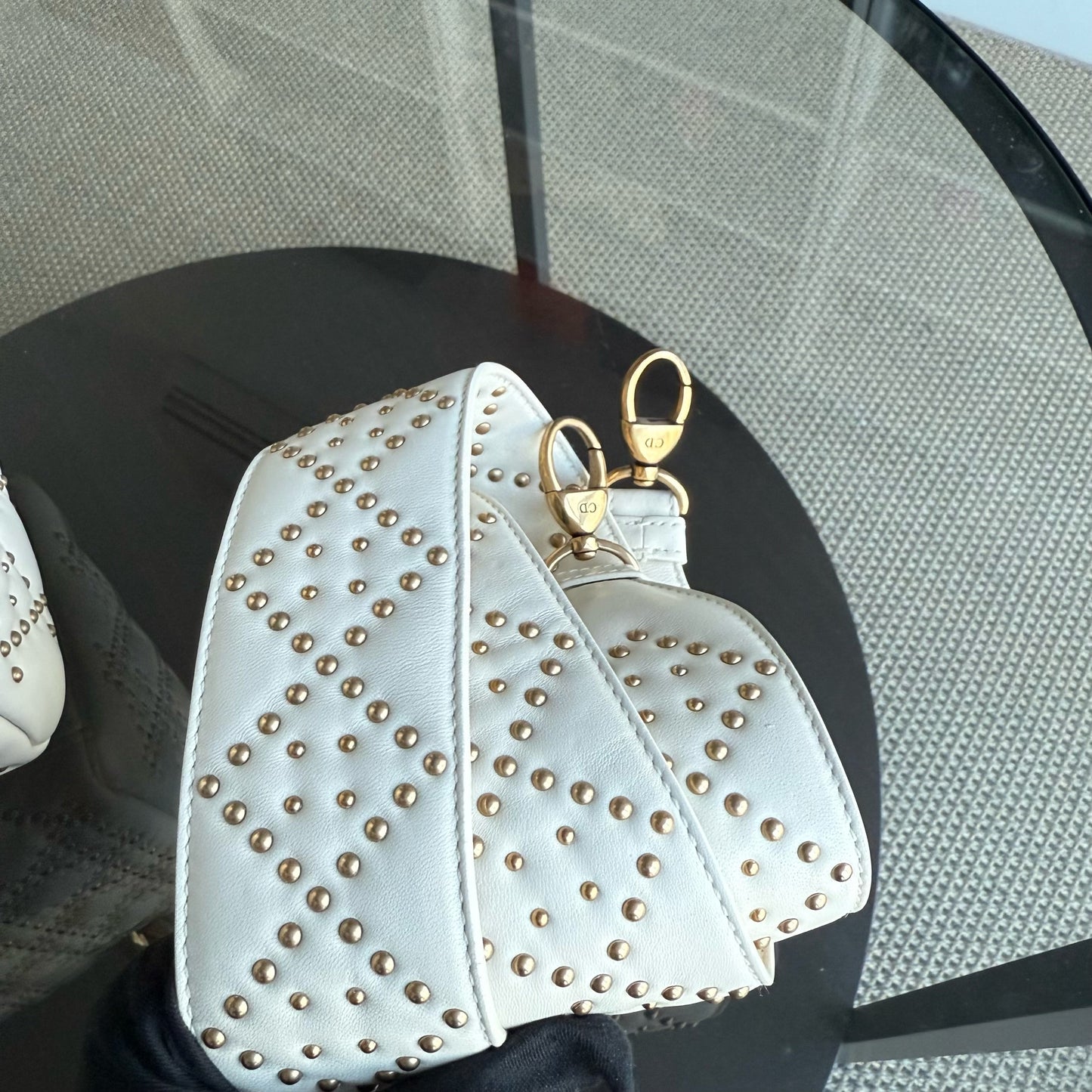 Lady Moyen - Version zippée en cuir de veau Cannage clouté avec quincaillerie en or blanc — Kovancy