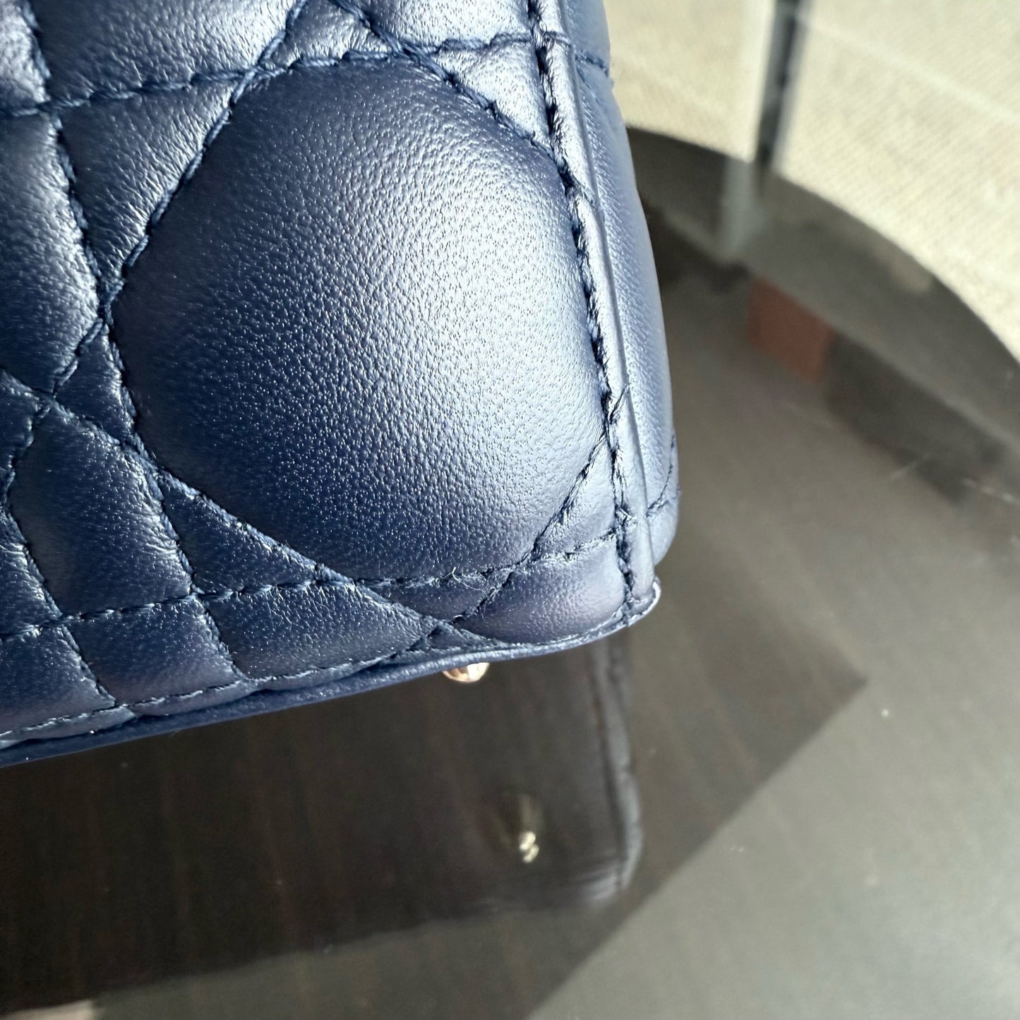 Lady Petit rabat - Cuir d'agneau Cannage bleu marine foncé, accessoires dorés avec breloques — Kovancy